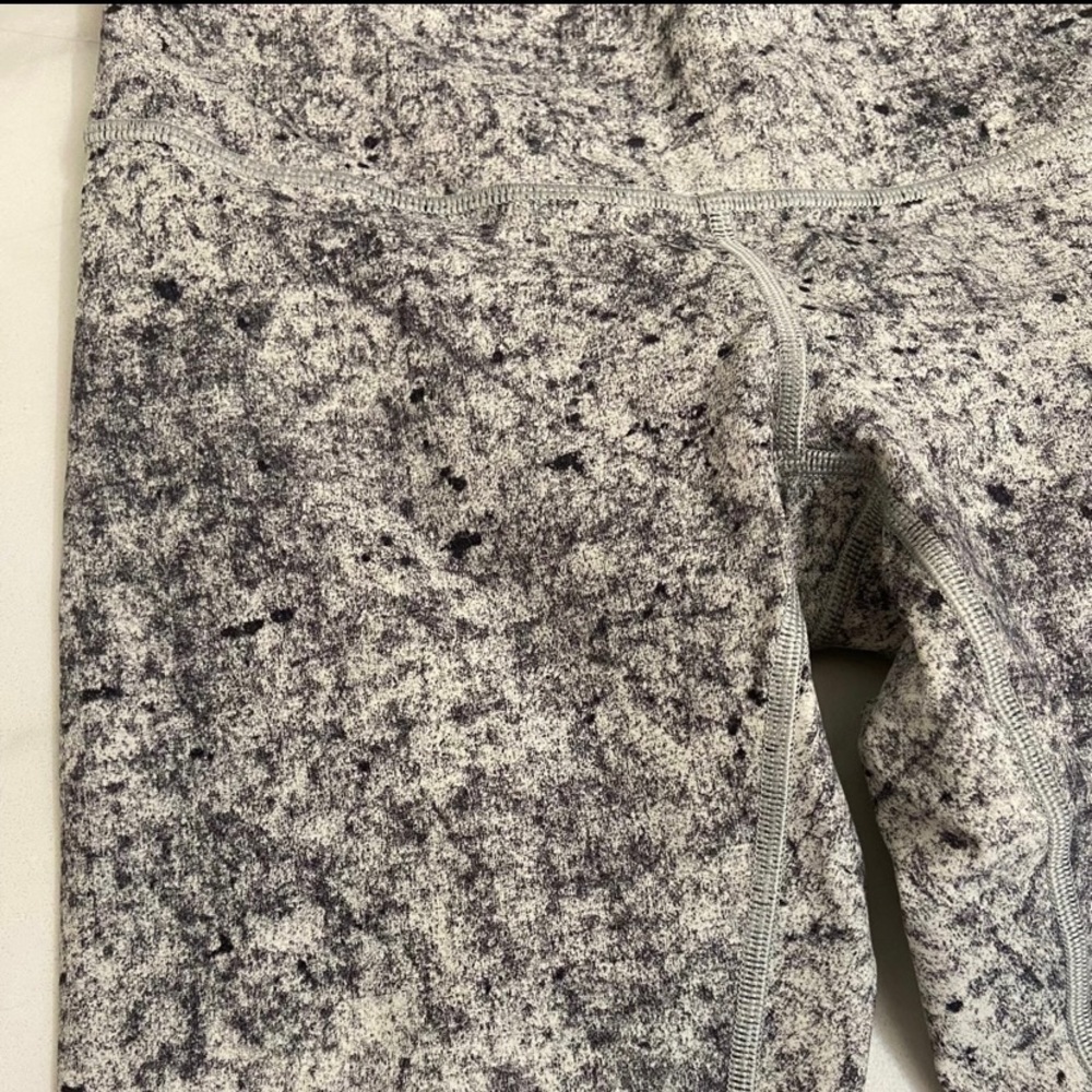 Lululemon black and white legging pants 
Size 4